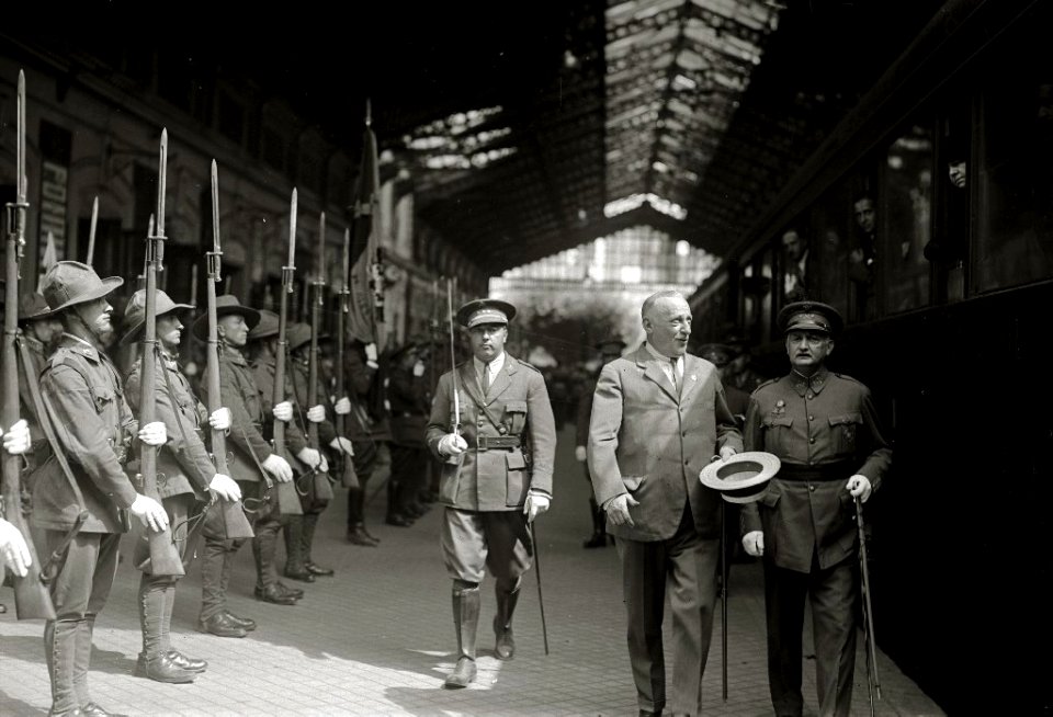 Recibimiento al general Miguel Primo de Rivera en la estación del Norte (7 de 7) - Fondo Car-Kutxa Fototeka