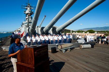 Re-enlistment ceremony for Hawaii service members 140911-N-WF272-020