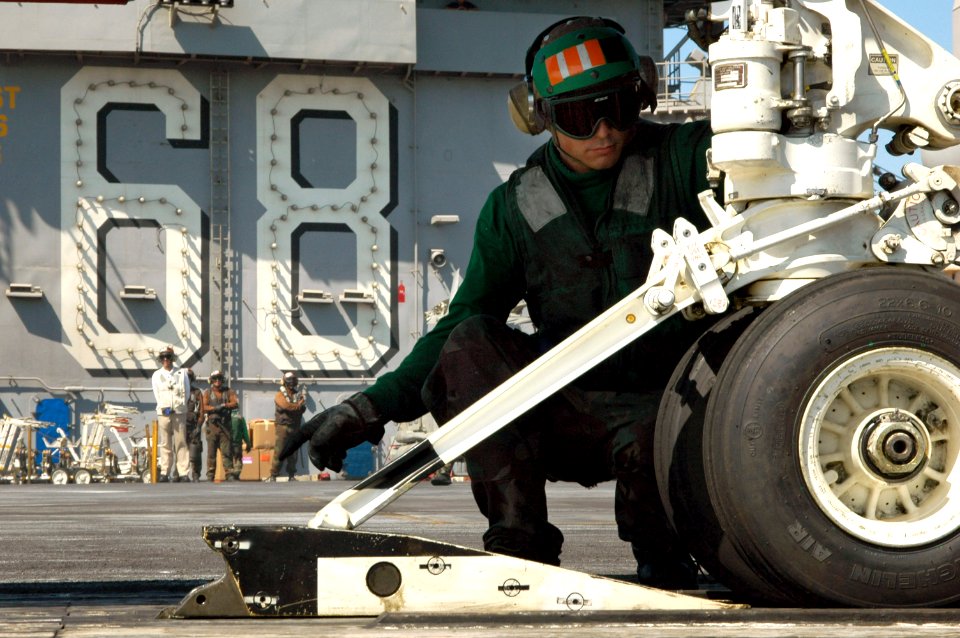 Readying a Super Hornet for launch DVIDS102127