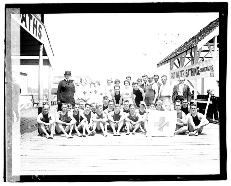 Red Cross at Chesapeake Beach LCCN2016828417