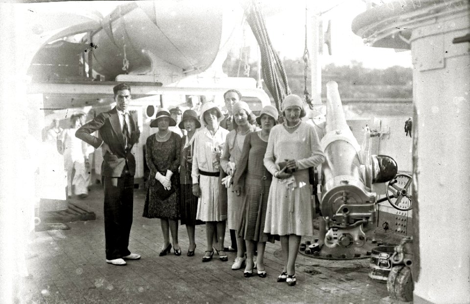Recepción a bordo del buque de la Armada Argentina 'Presidente Sarmiento' fondeado en la bahía donostiarra (6 de 7) - Fondo Car-Kutxa Fototeka