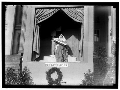 RED CROSS DEMONSTRATION WITH TABLEAUX, ON SOUTH FRONT OF TREASURY LCCN2016869598