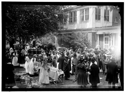 RED CROSS LUNCHEON ON GENERAL SCOTT'S LAWN. GENERAL VIEW LCCN2016867813
