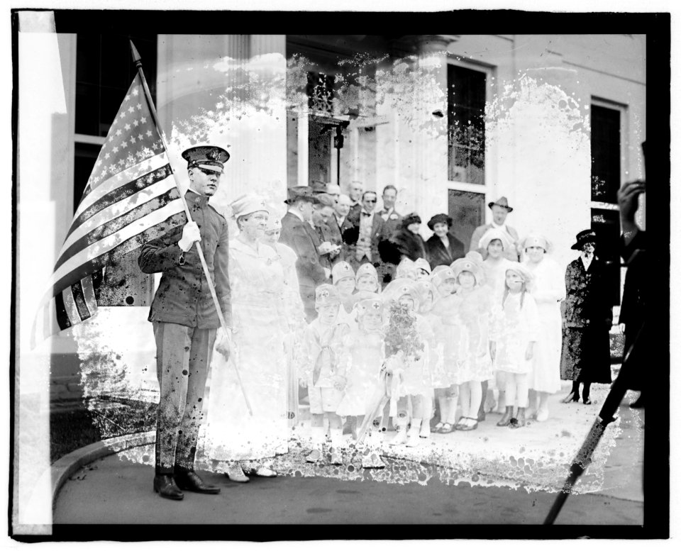 Red Cross kiddies at White House, (Washington, D.C.) LCCN2016819812