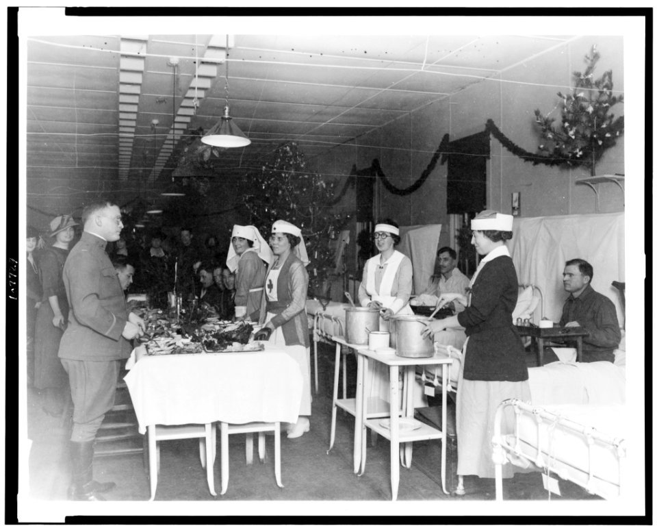 Red Cross nurses serving food to soldiers in hospital, during Christmas season LCCN93505082