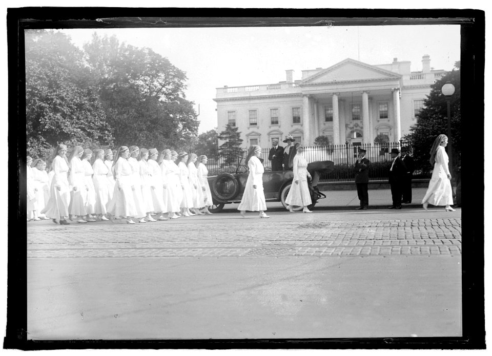 Red Cross parade, May 1918, marching past White House, (Washington, D.C.) LCCN2016851203