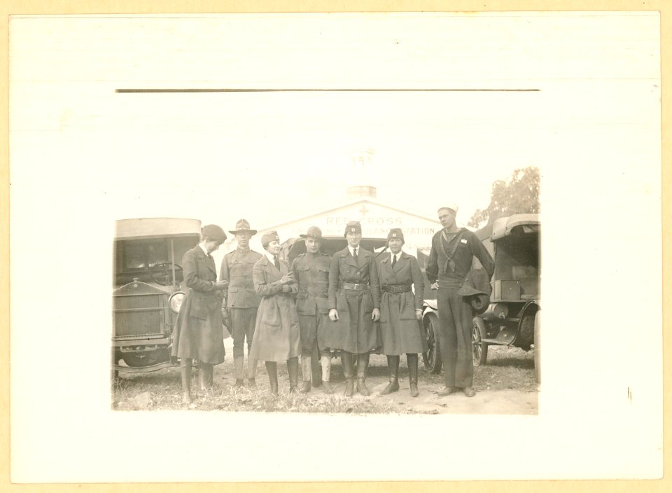 Red Cross workers and others at the Emergency Ambulance Station in Washington, D.C. LCCN2016645642