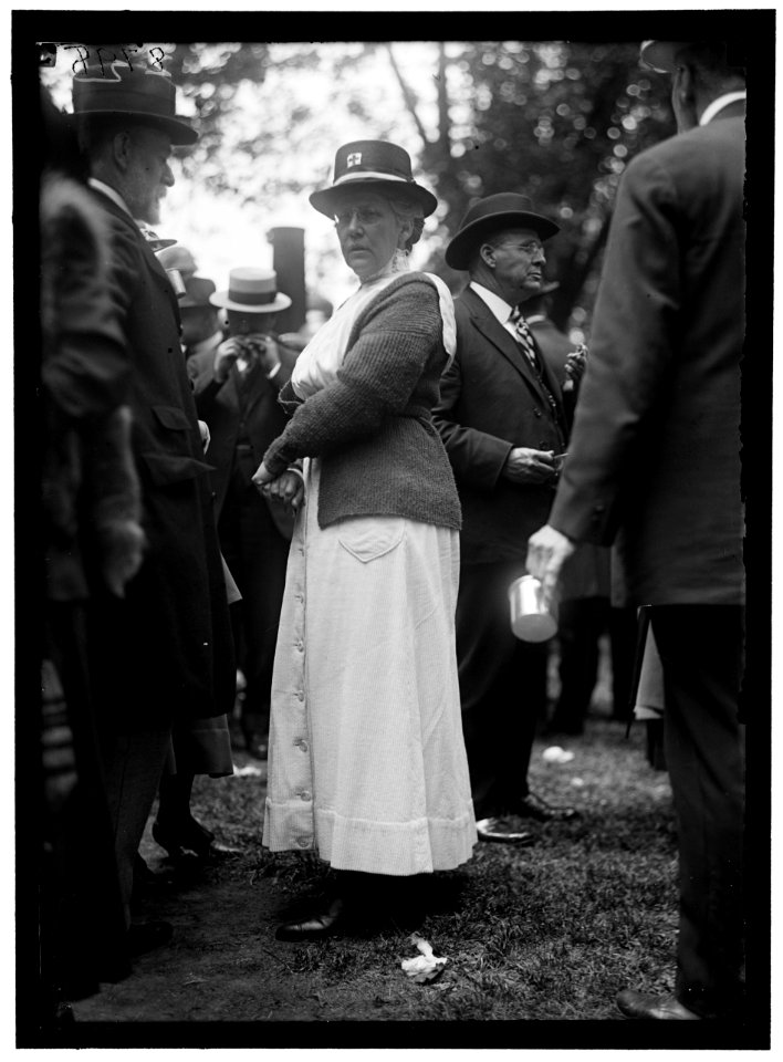 RED CROSS LUNCHEON ON GENERAL SCOTT'S LAWN. MRS. HUGH L. SCOTT LCCN2016867807
