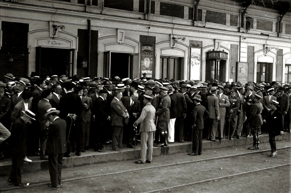 Recibimiento al general Miguel Primo de Rivera en la estación del Norte (4 de 7) - Fondo Car-Kutxa Fototeka