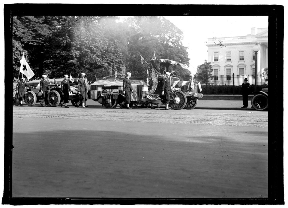 Red Cross parade, May 1918, marching past White House, (Washington, D.C.) LCCN2016851204