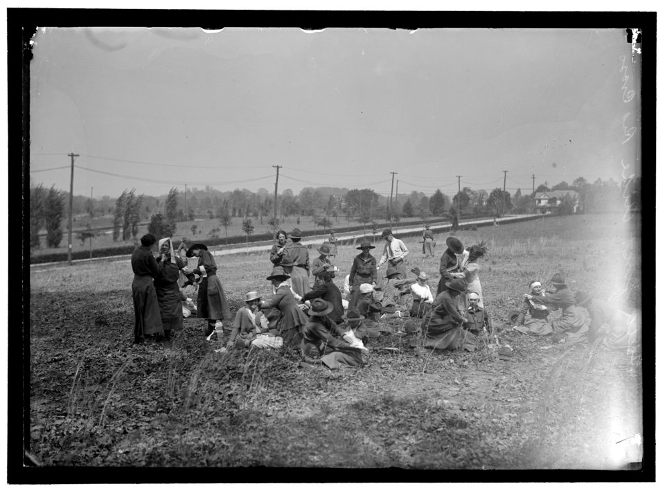 RED CROSS, AMERICAN. WOMEN'S NATIONAL SERVICE SCHOOL; RED CROSS INSTRUCTIONS IN CARE OF SICK. FIELD AID LCCN2016867348