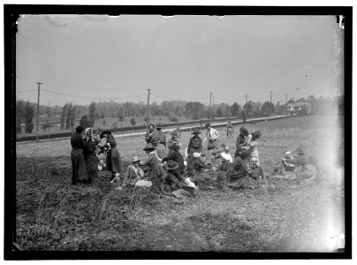 RED CROSS, AMERICAN. WOMEN'S NATIONAL SERVICE SCHOOL; RED CROSS INSTRUCTIONS IN CARE OF SICK. FIELD AID LCCN2016867348