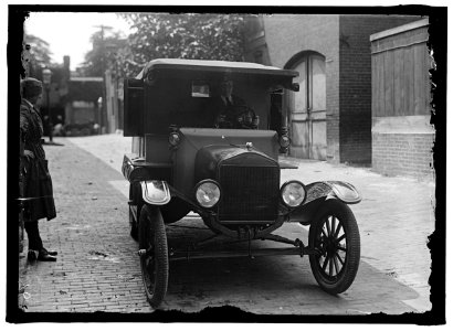 RED CROSS. MRS. HARRIMAN AND AMBULANCE LCCN2016868162