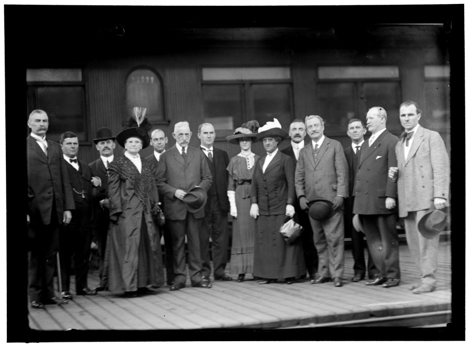 REDMOND, WILLIAM D. M.P., IRELAND. WITH RECEPTION COMMITTEE- JOHN FINUCANE; 2 UNIDENTIFIED; MISS SABINA DAVITT; UNIDENTIFIED; WILLIAM F. DOWNEY; UNIDENTIFIED; UNIDENTIFIED; WOMAN; MRS. LCCN2016863999