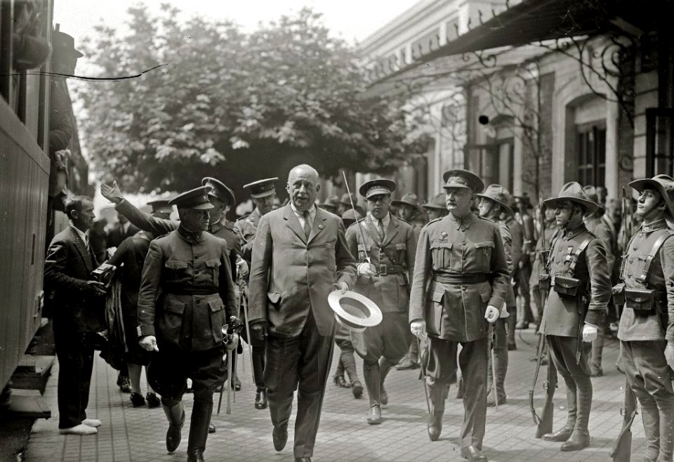 Recibimiento al general Miguel Primo de Rivera en la estación del Norte (6 de 7) - Fondo Car-Kutxa Fototeka