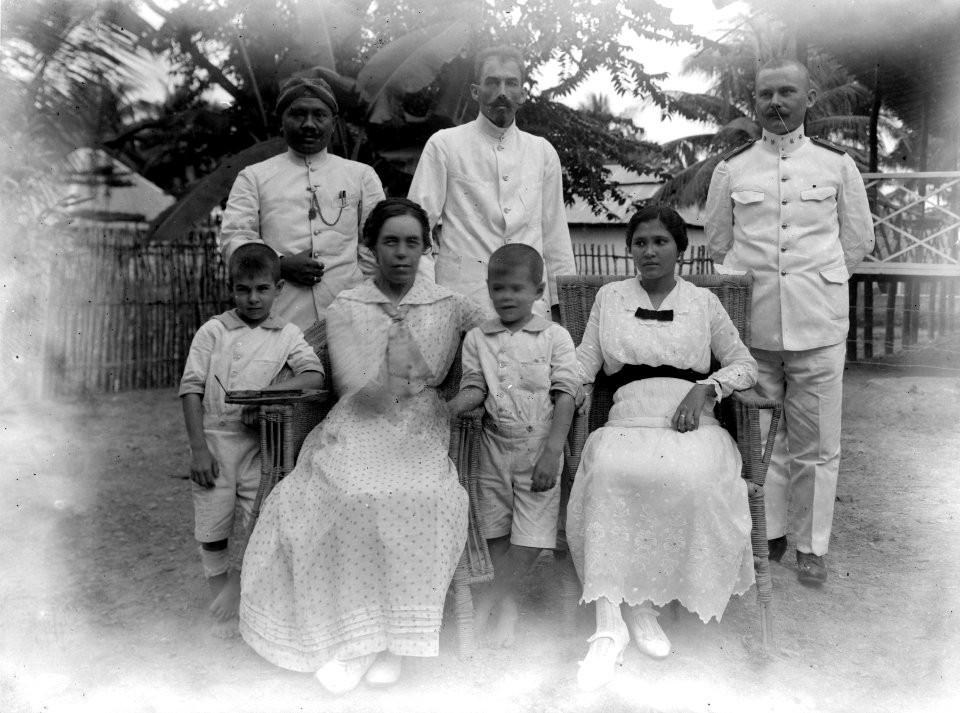 Reemans, doktor Soepardjo och vi. Datum, 1919. Ort, Loewoek, Ost-Celebes. Luwuk. Indonesien - SMVK - 022188