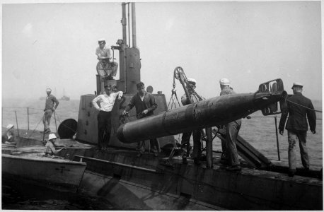 Recovering Torpedo. - NARA - 533705