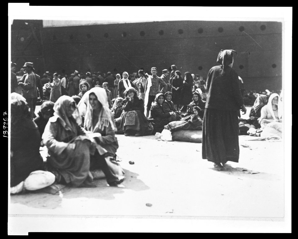 Refugees who have just left ships bringing them from Asia Minor to Salonica Scenes from early days of disaster. LCCN2010650533