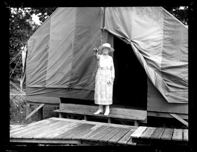Reenactment of Pickett's Charge at the battle of Gettysburg, Pennsylvania. Florence Harding in front of tent LCCN2016891541