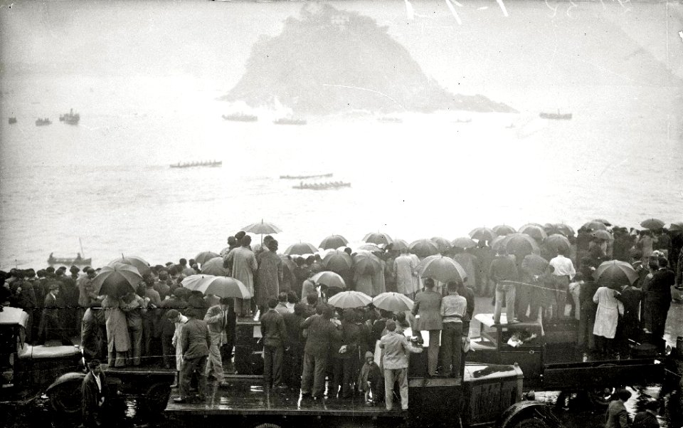 Regatas de traineras en la bahía de la Concha (77 de 127) - Fondo Car-Kutxa Fototeka