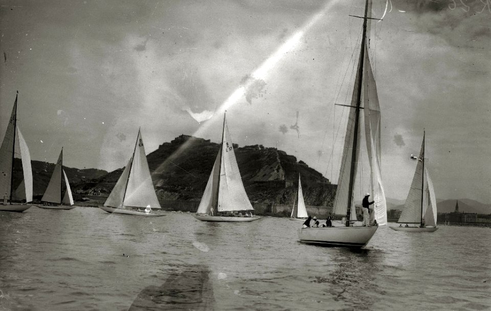 Regatas veleros en la bahía de la Concha (10 de 11) - Fondo Car-Kutxa Fototeka
