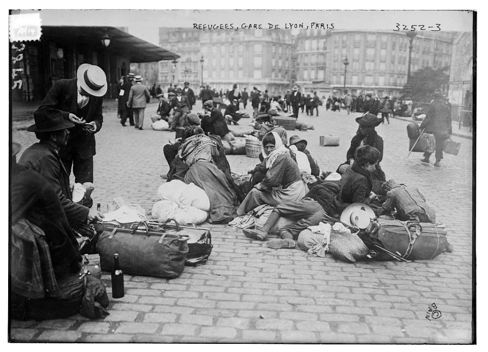 Refugees, Gare de Lyon, Paris LCCN2014697678