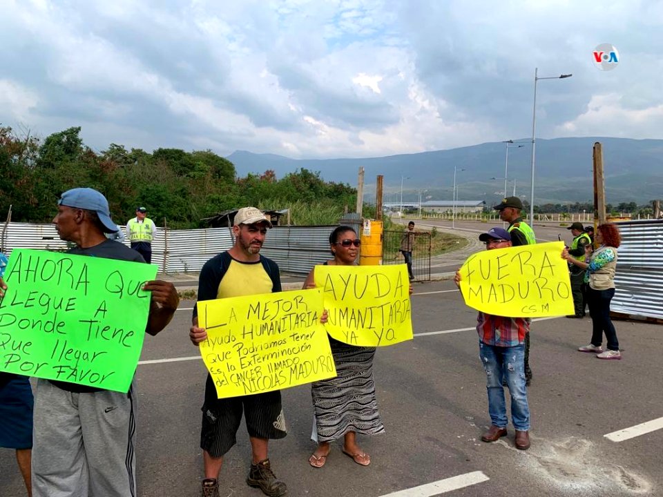 Refugiados venezolanos pidiendo ayuda ante la crisis en Cúcuta