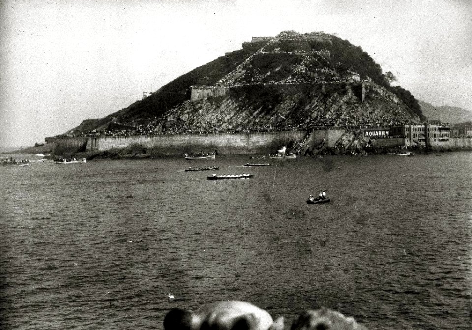 Regatas de traineras en la bahía de la Concha (79 de 127) - Fondo Car-Kutxa Fototeka