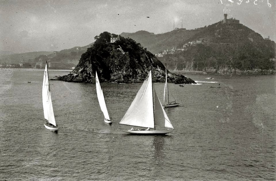Regatas de veleros en la bahía de la Concha (4 de 9) - Fondo Car-Kutxa Fototeka