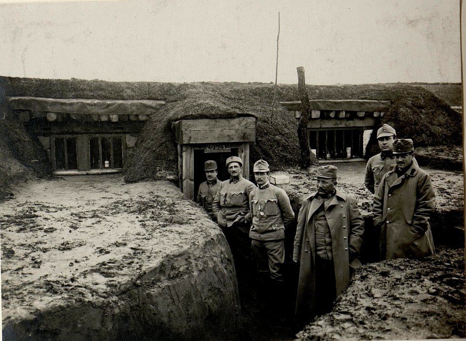 Regimentskmdo des IR.90 nordöstl.Pelza. 15. XII. 1915. (BildID 15541063)