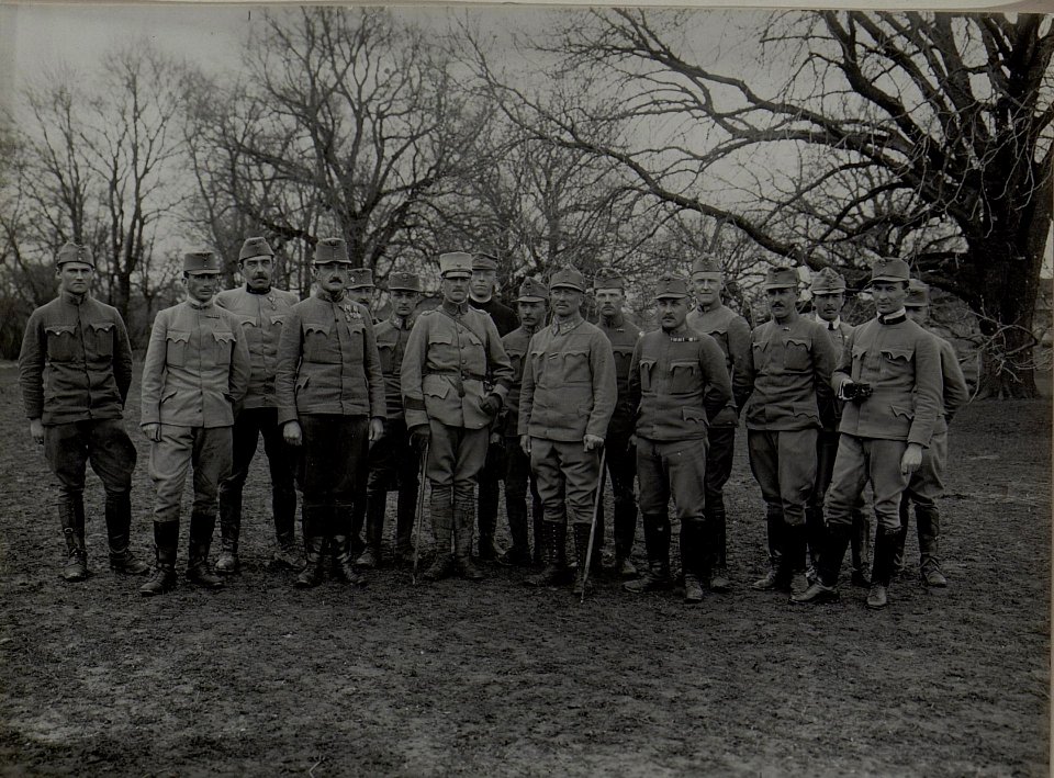 Regimentsstab des Inf.Rgts.Nro.100 und andere Offiziere, sowie ein schwedischer Hauptmann. (BildID 15450512)