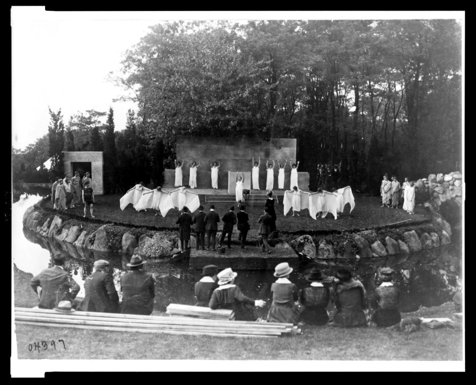 Rehearsal for the National Red Cross Pageant held at the Rosemary Open-Air Theatre, Huntington, Long Island, Oct. 5, 1917 LCCN2005695721