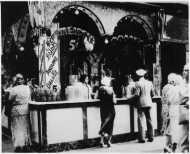 Refreshment stand in New York City where pineapple and orange nectar drinks are sold for 5 cents, 07-1932 - NARA - 541881