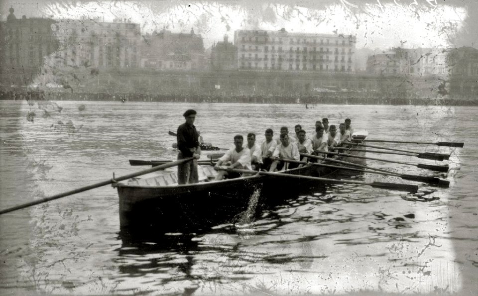 Regatas de traineras en la bahía de la Concha (76 de 127) - Fondo Car-Kutxa Fototeka