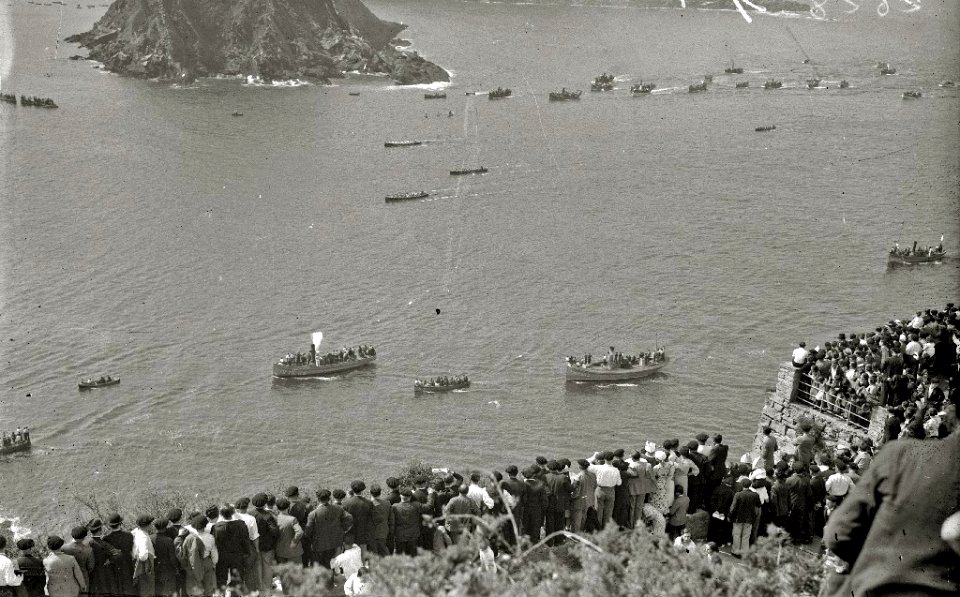 Regatas de traineras en la bahía de la Concha (80 de 127) - Fondo Car-Kutxa Fototeka