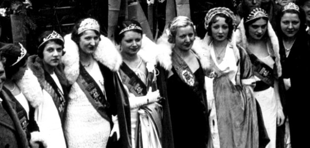 Reines et demoiselles d'honneur de la Mi-Carême 1934 rue Saint-Dominique - Détail d'un cliché de l'agence Meurisse