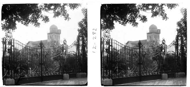 Reixa d'entrada de la torre Monturiol a Pedralbes
