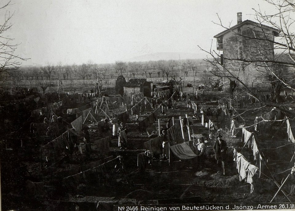 Reinigen von Beutestücken d.Isonzo-Armee 26.1.18. (BildID 15614495)