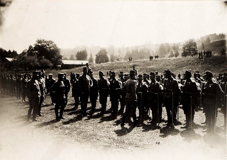 Reise Kaiser Karls I. an die Isonzofront, Istrien, Kärnten und Vorarlberg. in der Zeit vom 1-6.VI.1917. 4.6.1917 - Ankunft in Tarvis (BildID 15565177)