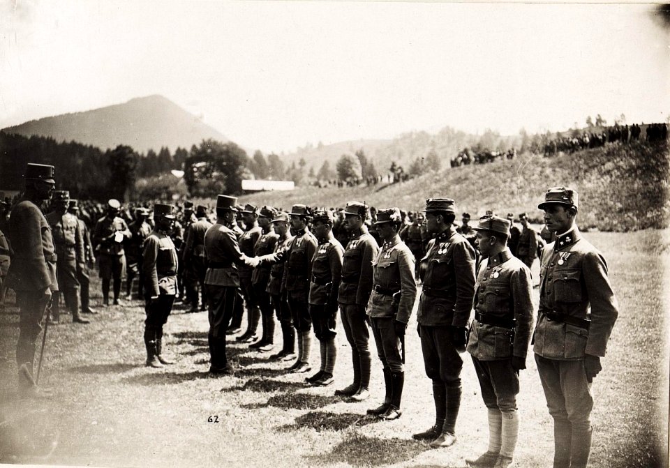 Reise Kaiser Karls I. an die Isonzofront, Istrien, Kärnten und Vorarlberg. in der Zeit vom 1-6.VI.1917. 4.6.1917 - Ankunft in Tarvis (BildID 15565205)