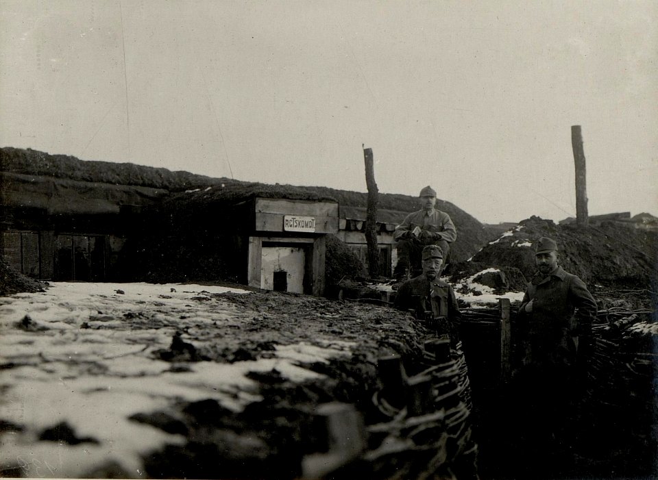 Regimentskommando 82 mit dem Regimentskommandanten Oberst von Teutsch, aufgenommen am 18. Februar 1916 (BildID 15541680)
