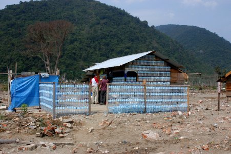 Rekonstruksi Aceh setelah tsunami. Masyarakat menggunakan barang-barang yang ada untuk membangun rumah sementara setelah tsunami. (15361143453)