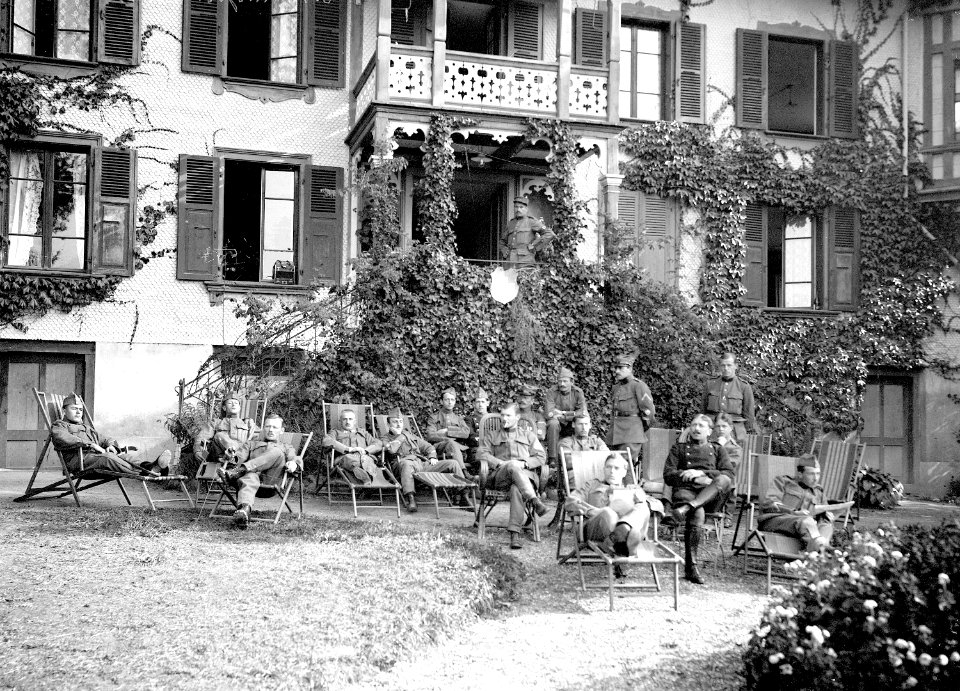 Rekonvaleszente Soldaten erholen sich auf Liegestühlen im Garten - CH-BAR - 3241439