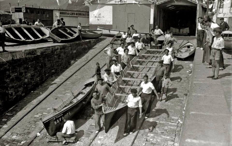 Regatas de traineras en la bahía de la Concha (78 de 127) - Fondo Car-Kutxa Fototeka