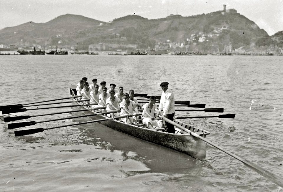 Regatas en la bahía de la Concha (10 de 10) - Fondo Car-Kutxa Fototeka