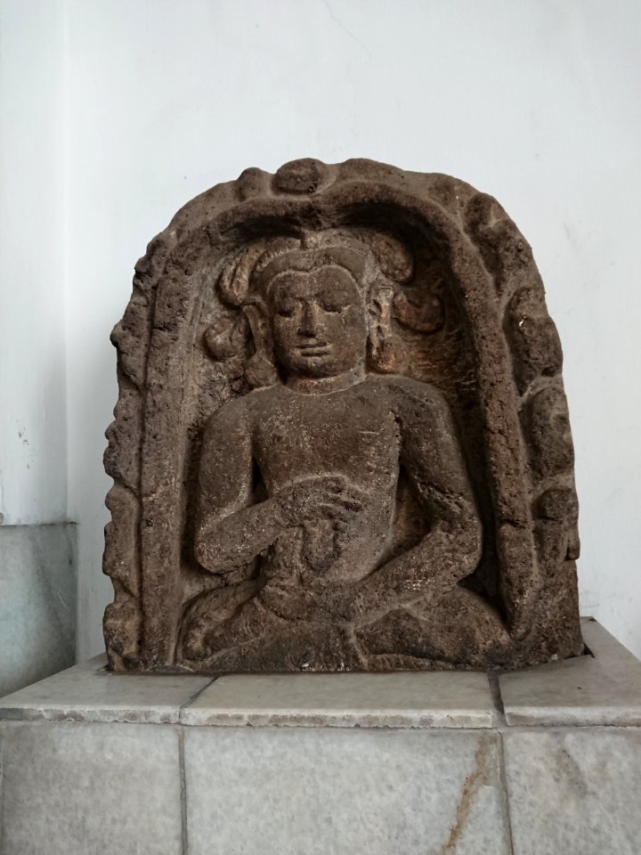 Relief Statue 300