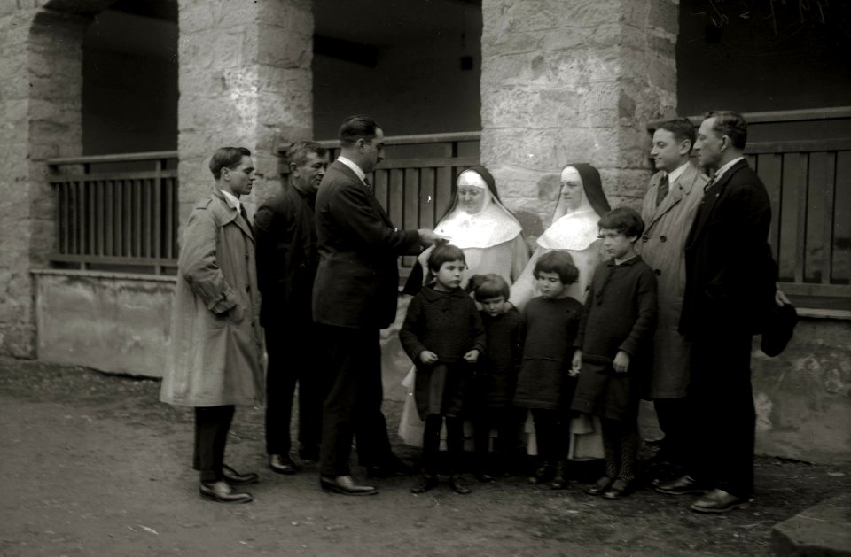Religiosas con un grupo de niñas ciegas del colegio San Rafael (2 de 2) - Fondo Car-Kutxa Fototeka
