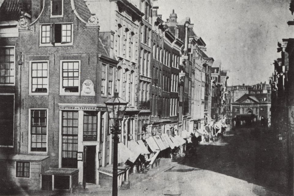 Reguliersbreestraat richting Botermarkt (nu Rembrandtsplein) met Regulierswaag