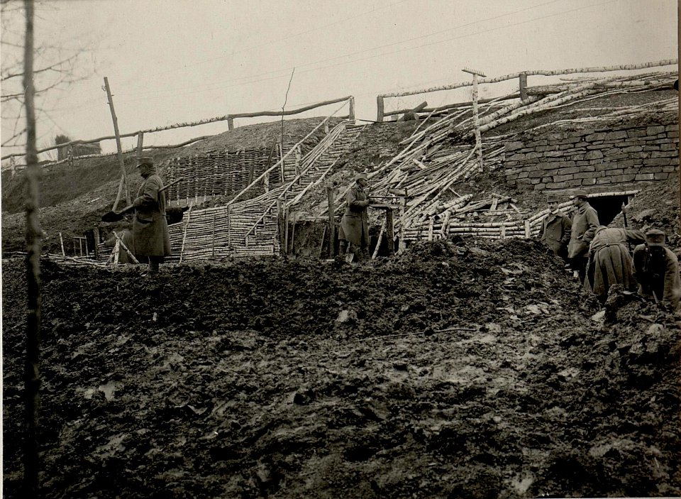 Regimentskommando Deckung. Aufgenommen am 10.IV.1916. 15.ITD. (BildID 15537003)