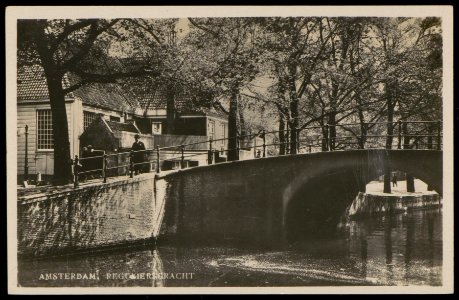 Reguliersgracht gezien naar Amstelkerk in zuidelijke richting. Uitgave A. Vigevano, Amsterdam, Afb PBKD00260000007